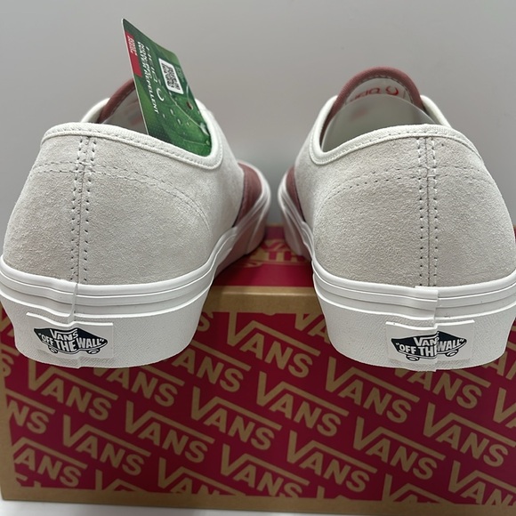 Vans WMNS Authentic
Pig Suede Withered Rose
VN000BW5CHO
Sneakers - Picture 13 of 16